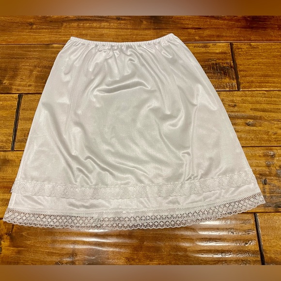 Vintage satin Vanity Fair half slip - Picture 3 of 8